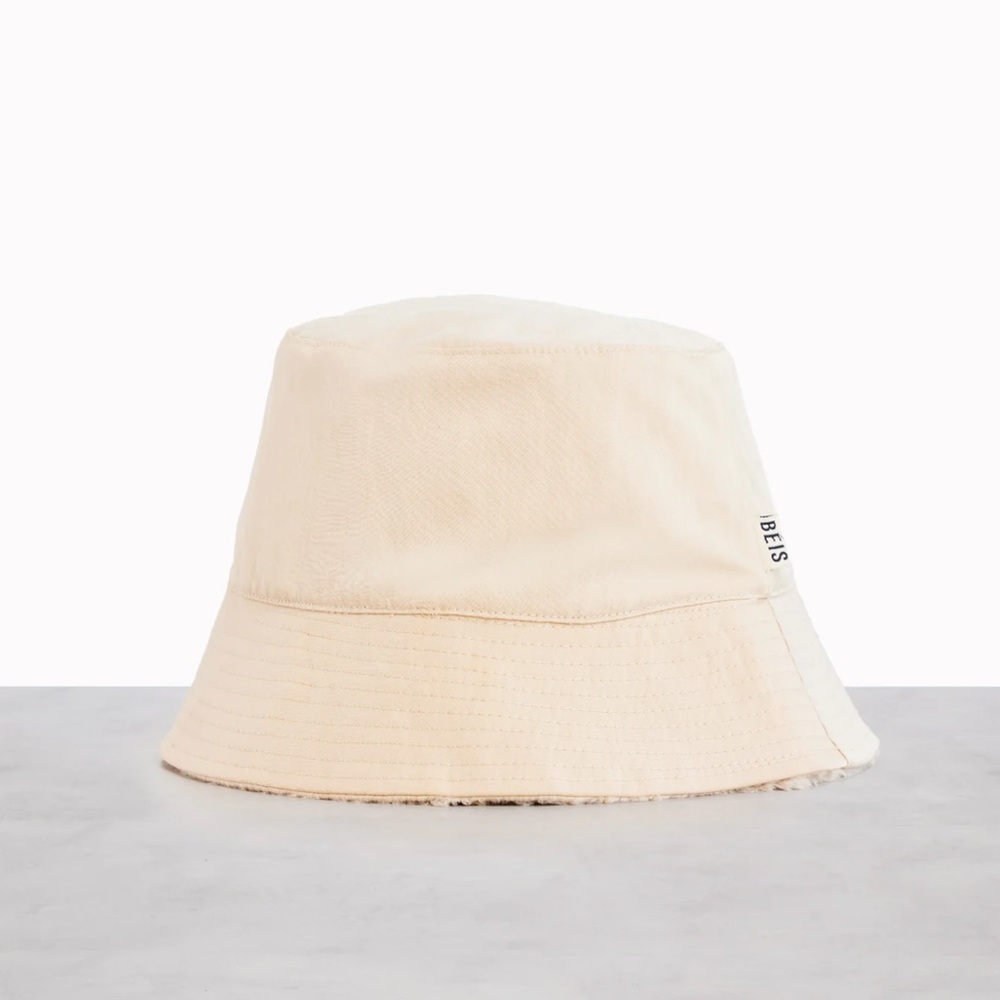Beis Beige reversible Bucket Hat with Sherpa